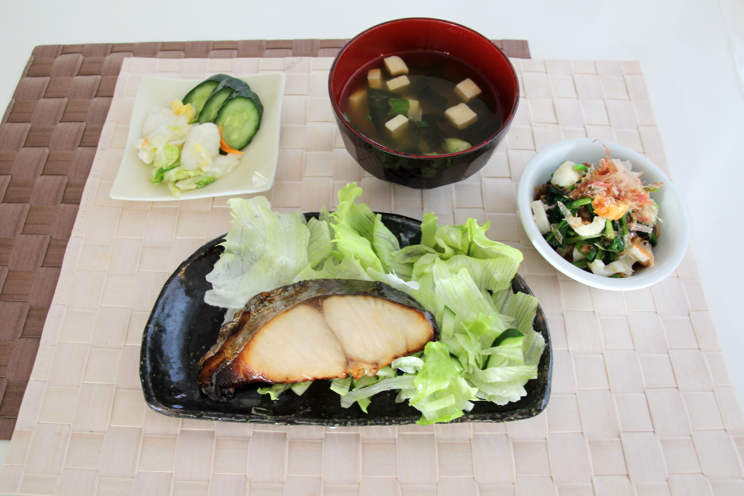 RIZAPの食事指導で推奨される食事例（魚・みそ汁・野菜）